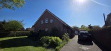 Au�enansicht Charakteristisches modernes Fehnhaus mit gro�em Grundst�ck