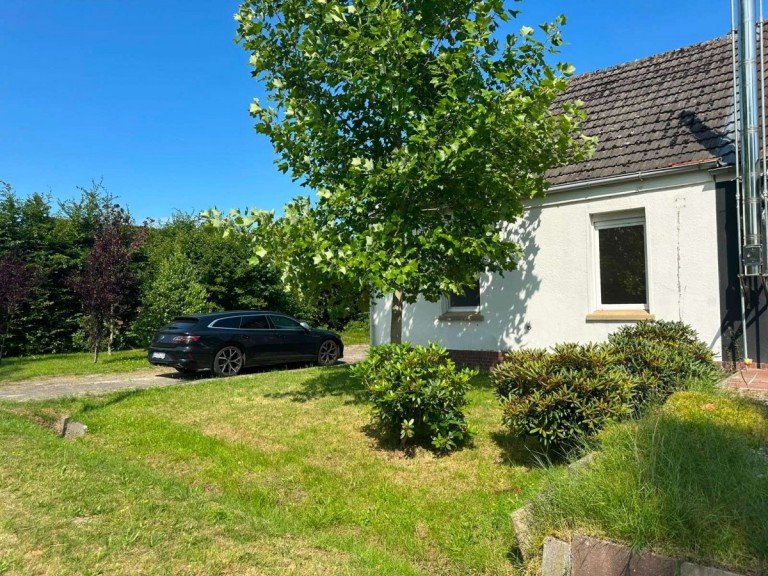 Stra�enansicht Weener Haus Preisbewusste Doppelhaush�lfte mit gro�em Grundst�ck und attraktivem Entwicklungspotenzial