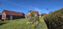 Au�enansicht Charakteristisches modernes Fehnhaus mit gro�em Grundst�ck
