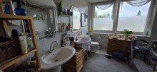 Badezimmer OG  Investieren Sie in Geborgenheit: Zweifamilienhaus in familienfreundlicher Siedlung!