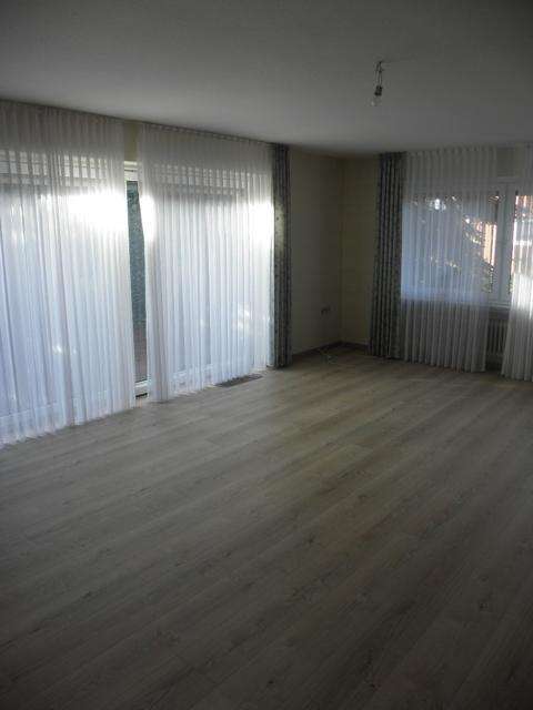 Wohnzimmer mit bodentiefen Fenstern Einfamilienhaus Weener