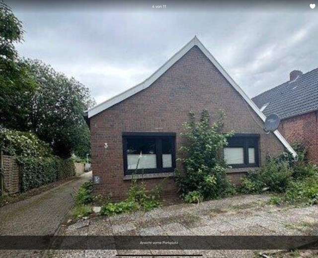Ansicht vorne Parkplatz Weener Einfamilienhaus Kleines Einfamilienhaus zur Miete! Zentrale Lage