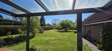 Blick von der Terrasse Charakteristisches modernes Fehnhaus mit gro�em Grundst�ck