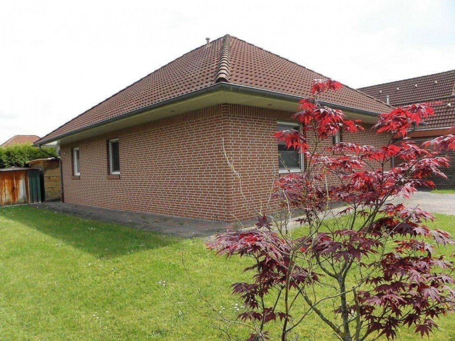 Ansicht mit Garten Einfamilienhaus Weener