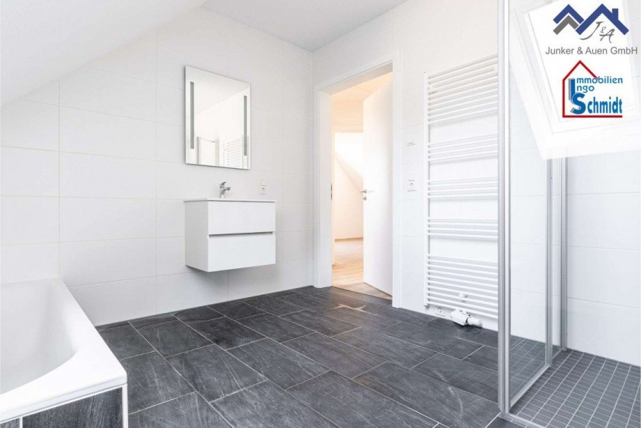 Badezimmer OG II Doppelhaush�lfte Weener