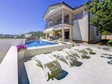 Gesamtansicht mit Pool 100 m vom Meer! Traumvilla mit Pool in Kroatien