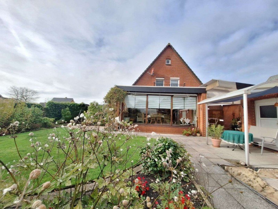 Ostansicht mit Wintergarten Einfamilienhaus Weener
