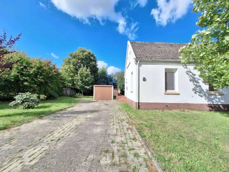 Stra�enansicht Weener Haus Preisbewusste Doppelhaush�lfte mit gro�em Grundst�ck und attraktivem Entwicklungspotenzial