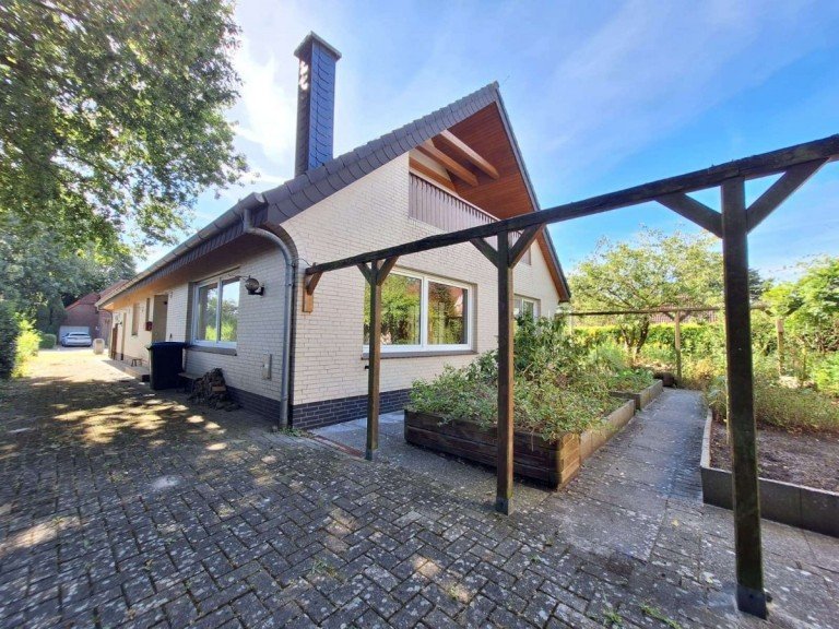 Hauptansicht Bunde Haus Wohnen und vermieten - Einfamilienhaus mit Einliegerwohnung