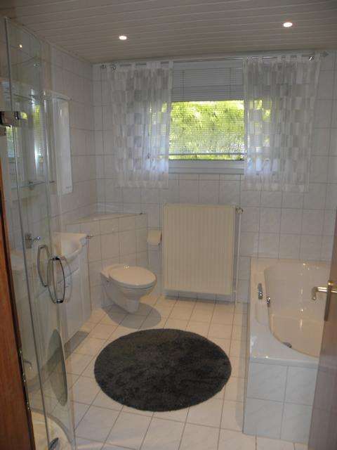 Bad mit Wanne und Dusche Einfamilienhaus Weener