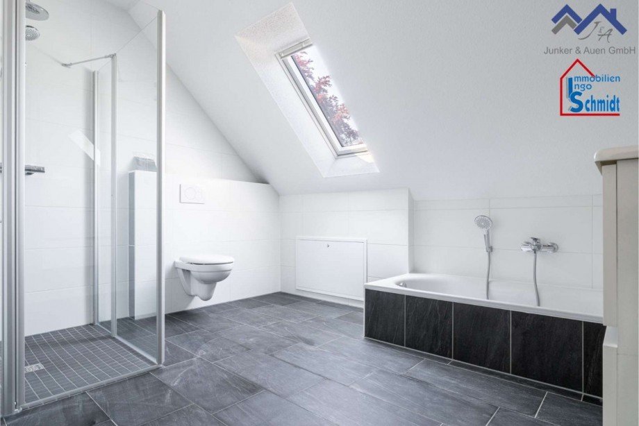 Badezimmer OG I Doppelhaush�lfte Weener