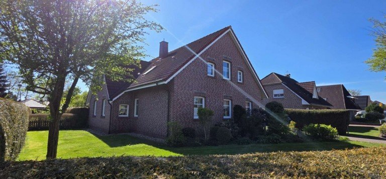 Au�enansicht Westoverledingen Einfamilienhaus Charakteristisches modernes Fehnhaus mit gro�em Grundst�ck