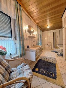 Badezimmer Charmantes sanierungsbed�rftiges Haus im Zentrum von Weener