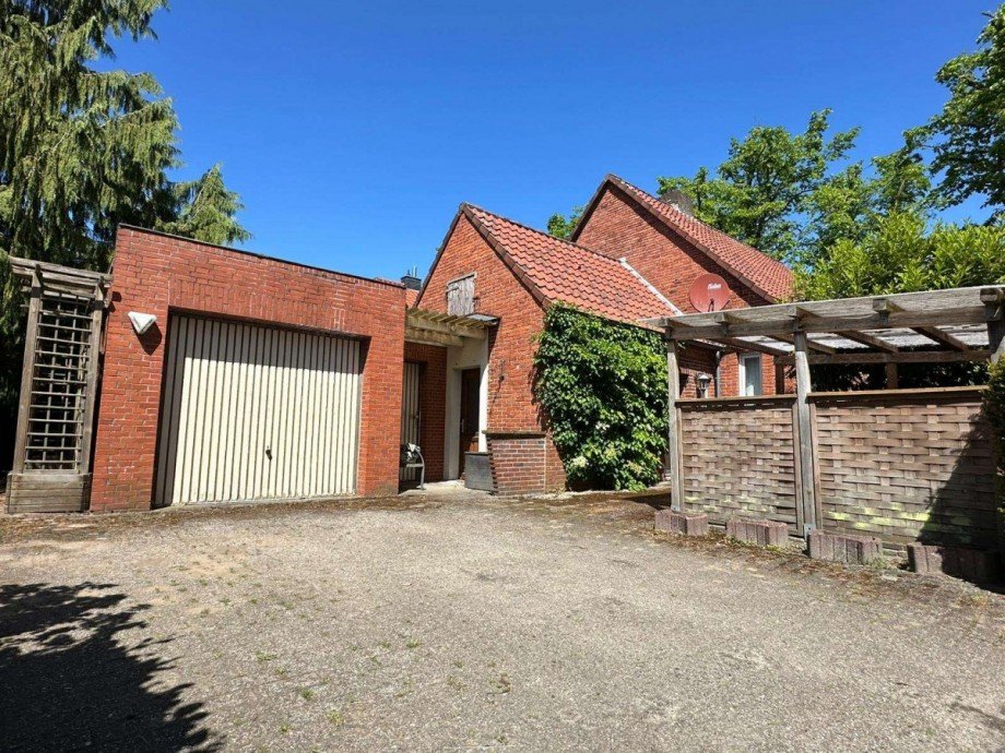 Garage und Stellplatz Einfamilienhaus Weener