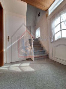 Treppenaufgang vorne Charmantes Zuhause mit viel Platz - ruhig gelegen und zentrumsnah