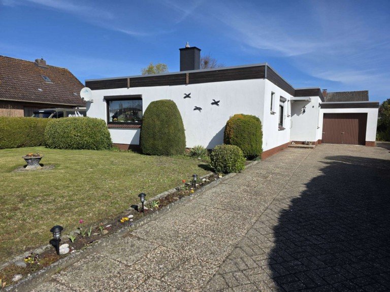 Au�enansicht Weener Einfamilienhaus Solides Flachdachhaus mit Gartenidylle in angenehmer Wohnlage