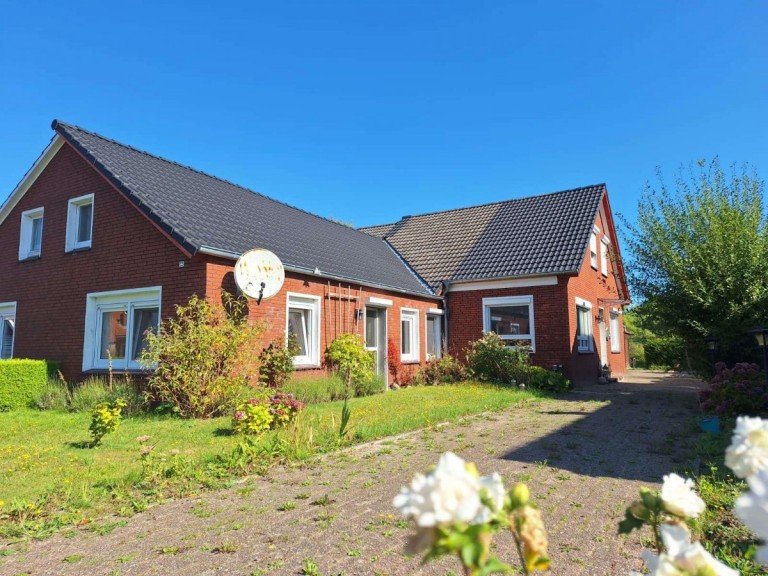 Hauptansicht Weener Doppelhaush�lfte Modernisierte DHH mit au�ergew�hnlichem Grundst�ck und viel Privatsph�re