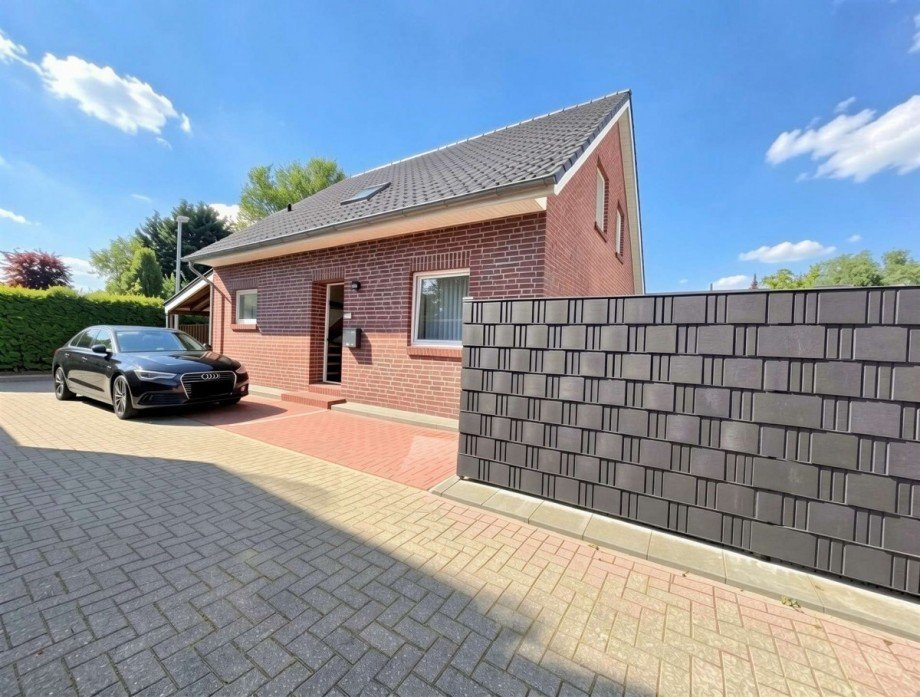 Nordansicht mit Stellplatz Einfamilienhaus Weener