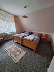 Schlafzimmer OG Zentrale Lage, viel Potenzial: Raumwunder mit Garten zum Verwirklichen
