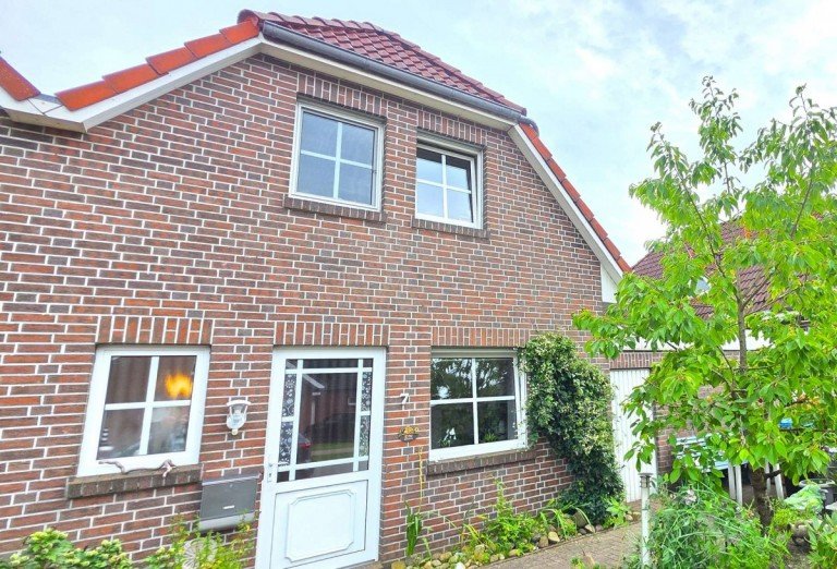 Au�enansicht Weener Haus Klein, fein & mitten in Weener - charmante Doppelhaush�lfte mit Terrasse & Garage