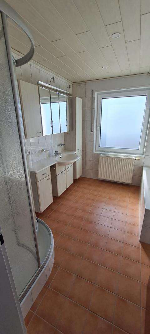 Bad mit Dusche und Wanne Etagenwohnung Weener