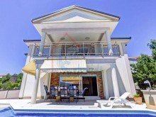 Gesamtansicht mit Terasse 100 m vom Meer! Traumvilla mit Pool in Kroatien